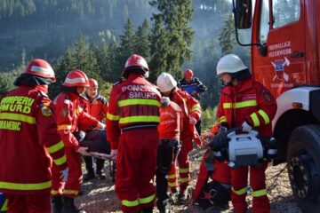 Incendiu de pădure urmat de un accident rutier montan și o asanare pirotehnică, scenariul unui exercițiu organizat de pompierii militari