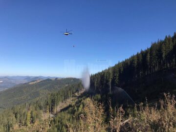 Elicopterul MI-17, folosit pentru stingerea incendiului