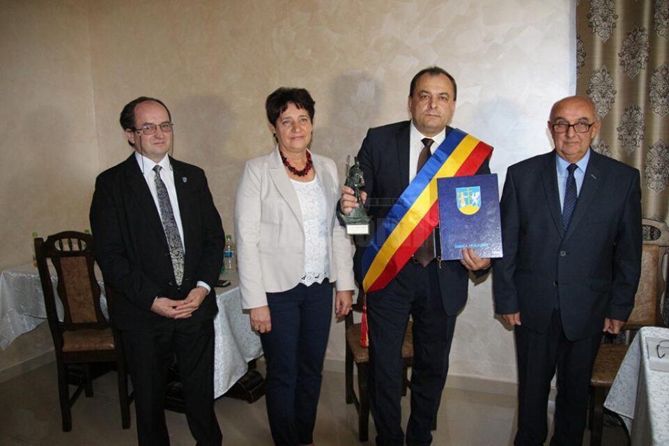 Secretarul comunei, Florinel Andrieș, președintele Consiliului Local din Mucharz, Anna Fila, primarul Constantin Moldovan și primarul din Mucharz, Wacław Wądolny