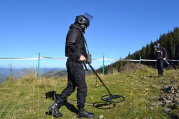 Incendiu de pădure urmat de un accident rutier montan și o asanare pirotehnică, scenariul unui exercițiu organizat de pompierii militari