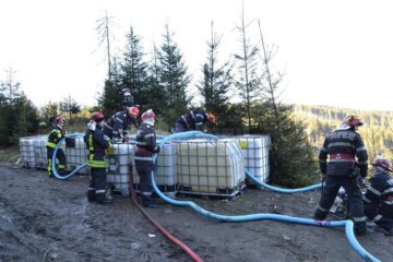 Incendiu de pădure urmat de un accident rutier montan și o asanare pirotehnică, scenariul unui exercițiu organizat de pompierii militari