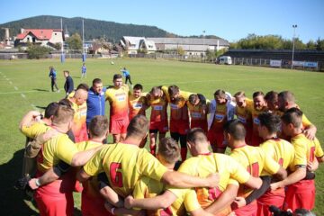 Rugbiștii de la RC Gura Humorului se încurajează la finalul jocului cu CSM Sibiu