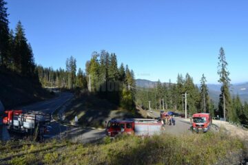 Incendiu de pădure urmat de un accident rutier montan și o asanare pirotehnică, scenariul unui exercițiu organizat de pompierii militari