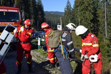 Victimele accidentului au fost descarcerate și scoase din prăpastie de către alpiniști
