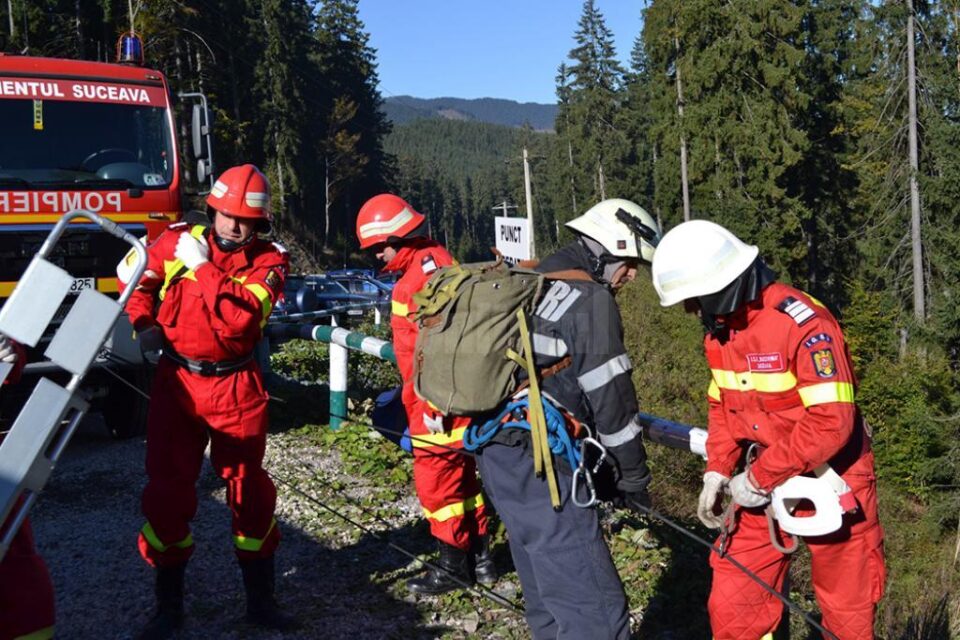 Victimele accidentului au fost descarcerate și scoase din prăpastie de către alpiniști
