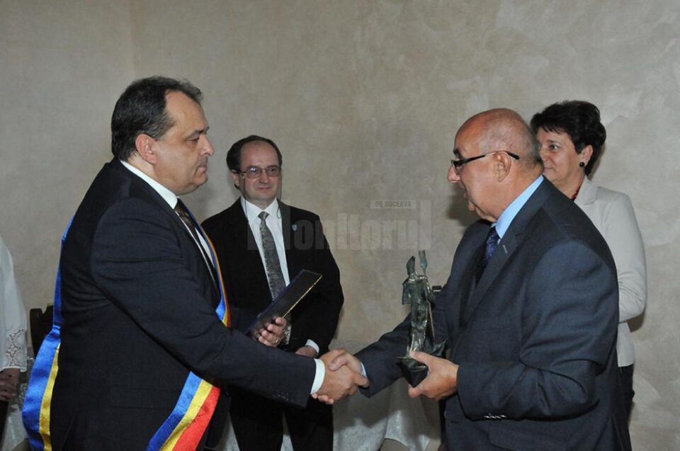 Primarul polonez îi înmânează omologului său român însemnele titlului de Cetățean de Onoare