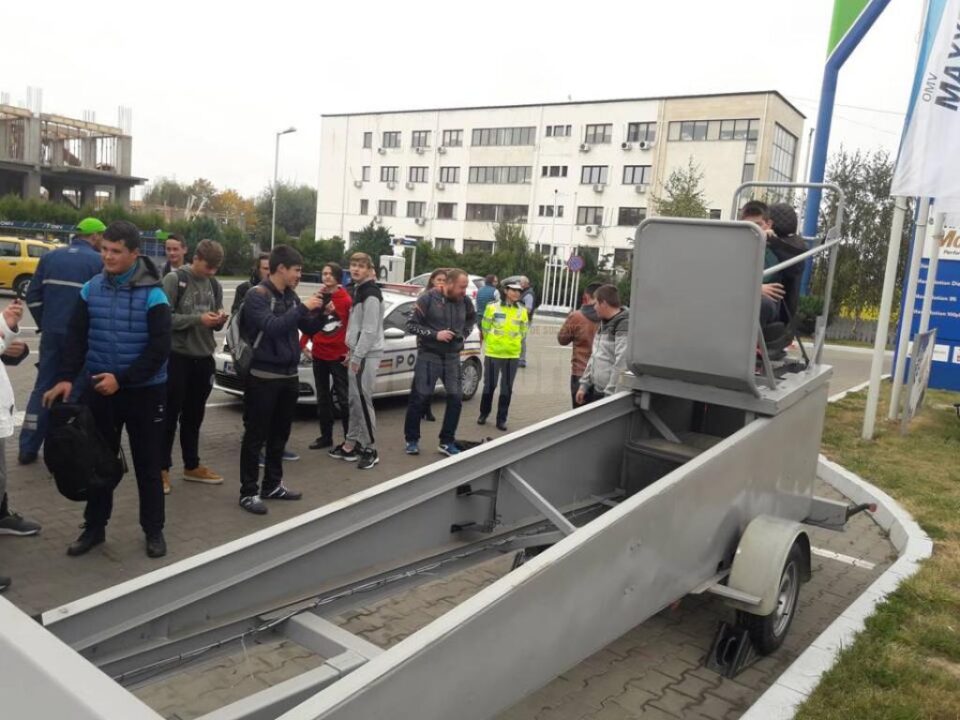 Șoferi care nu purtau centura de siguranță, opriți în trafic de poliție și invitați să testeze un simulator de accident Șoferi care nu purtau centura de siguranță, opriți în trafic de poliție și invitați să testeze un simulator de accident