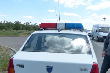 Tânăr băut la volan, urmărit și blocat în trafic de polițiști