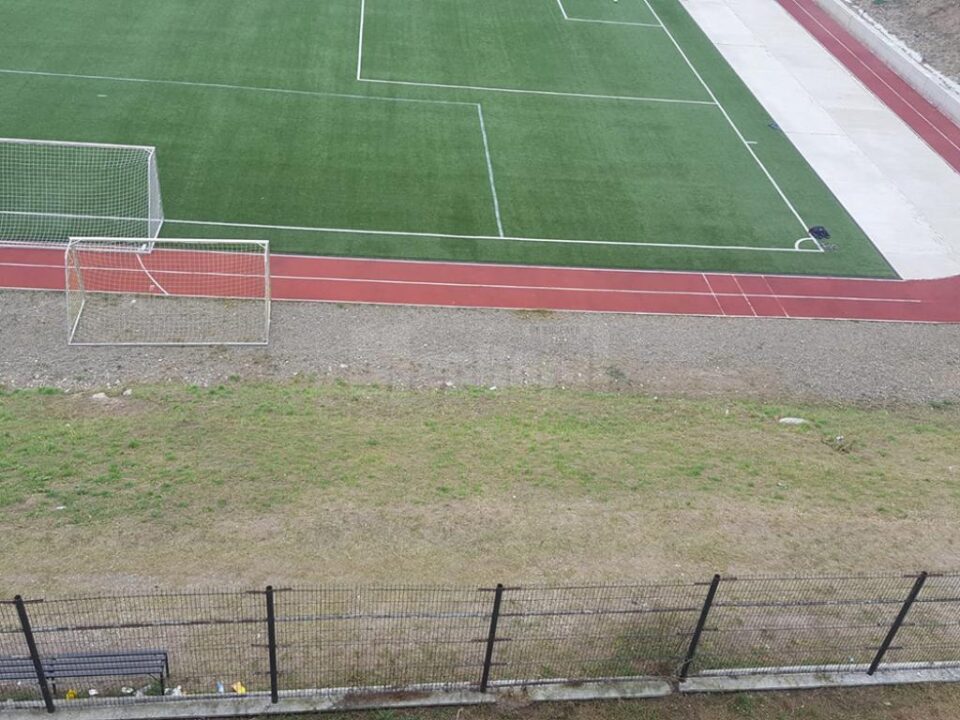 Pubelele de gunoi, cumpărate din banii părinților, au fost furate de la stadionul LPS Suceava