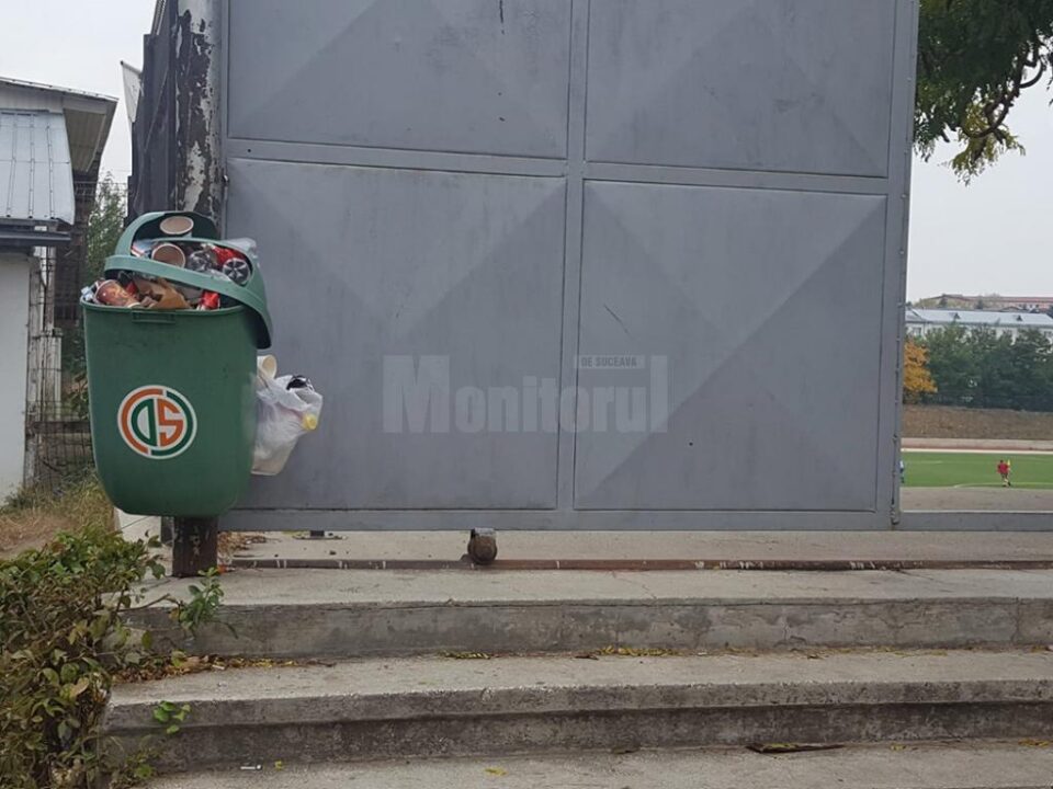 Pubelele de gunoi, cumpărate din banii părinților, au fost furate de la stadionul LPS Suceava