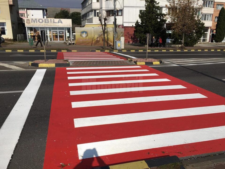 Trecerile de pietoni de pe artera principală a Sucevei, marcate cu roșu și alb