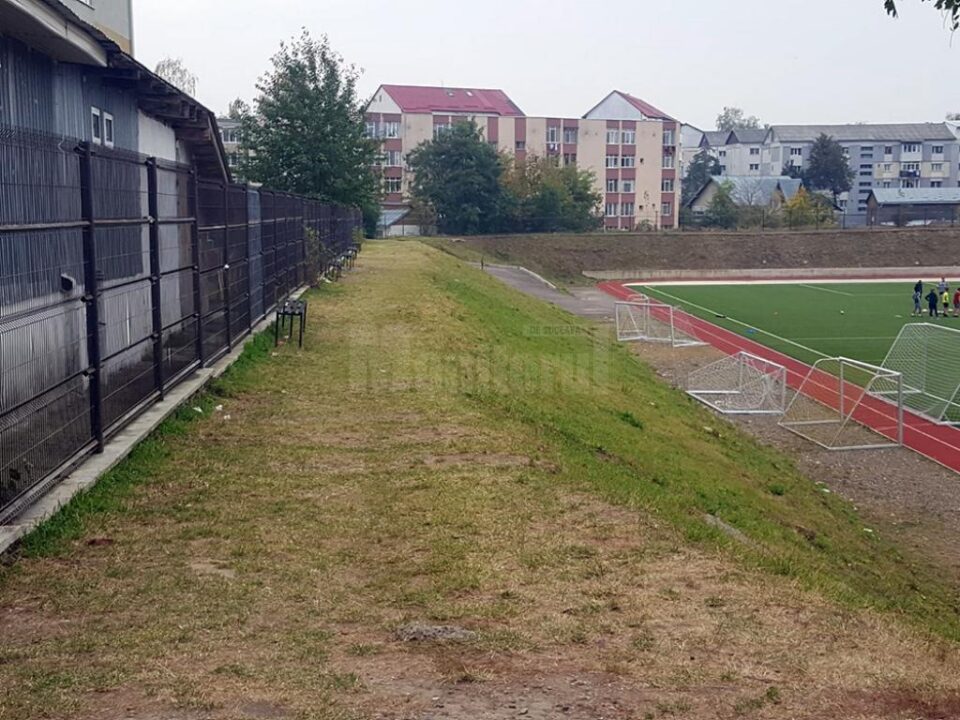 Pe această latură erau opt tomberoane de gunoi care au dispărut