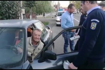 Bărbatul de la volan a coborât cu greu din mașină