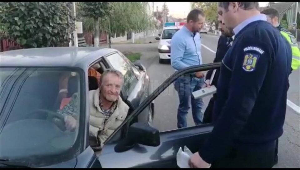 Bărbatul de la volan a coborât cu greu din mașină