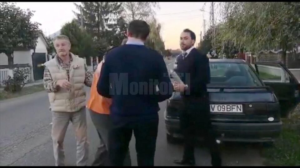 Scene incredibile în trafic: șoferul abia se putea ține pe picioare de beat ce era, iar fratele lui s-a încăierat cu polițiștii