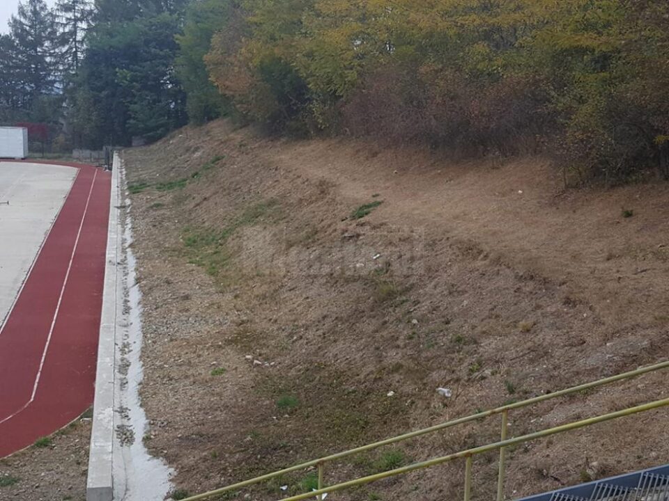 Pubelele de gunoi, cumpărate din banii părinților, au fost furate de la stadionul LPS Suceava