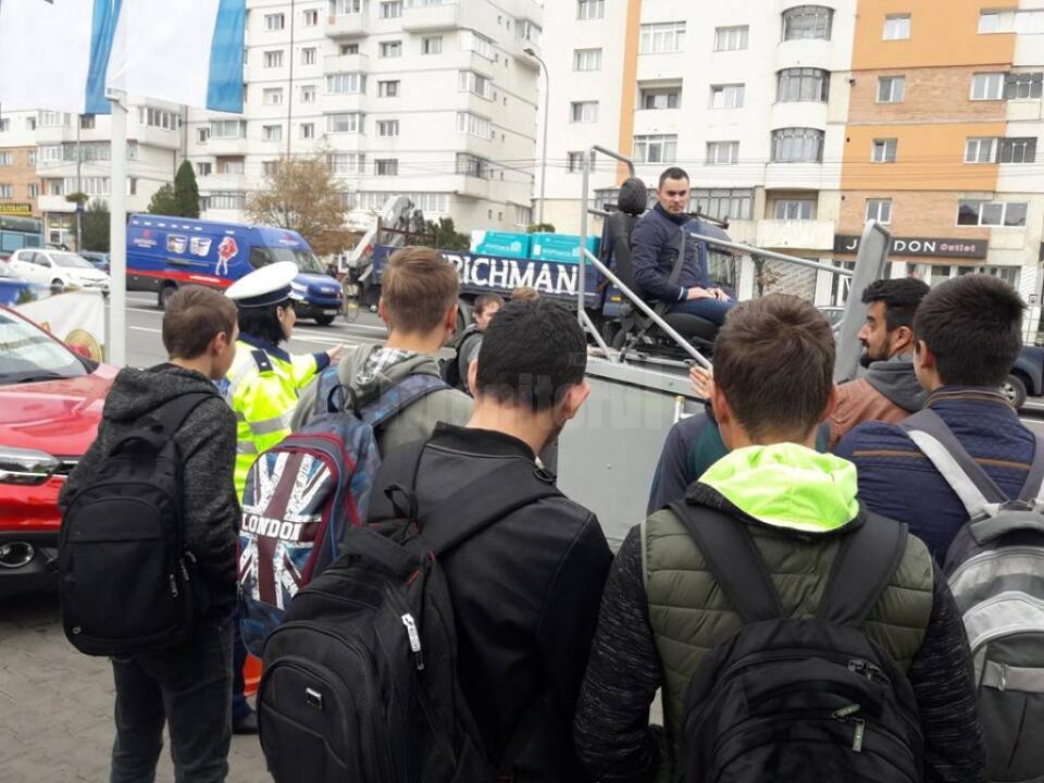 Șoferi care nu purtau centura de siguranță, opriți în trafic de poliție și invitați să testeze un simulator de accident