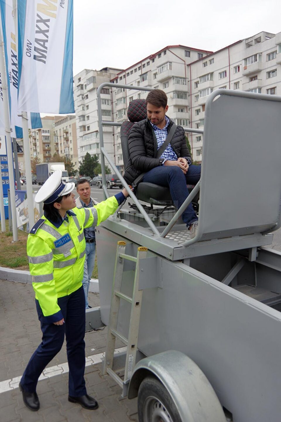 Polițiștii speră că cei care urcă în simulator să nu mai circule fără centuri de siguranță