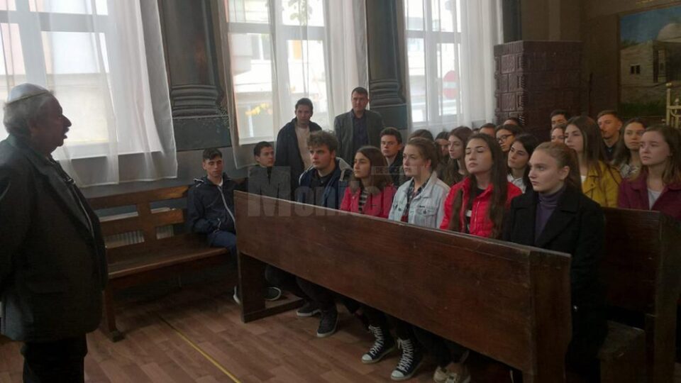 Președintele Comunității Evreilor din Suceava, prof. Sorin Golda, le vorbește elevilor despre Holocaust Președintele Comunității Evreilor din Suceava, prof. Sorin Golda, le vorbește elevilor despre Holocaust