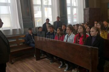 Președintele Comunității Evreilor din Suceava, prof. Sorin Golda, le vorbește elevilor despre Holocaust