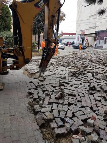 Pavelele de pe Curtea Domnească, scoase pentru a fi turnat covor asfaltic