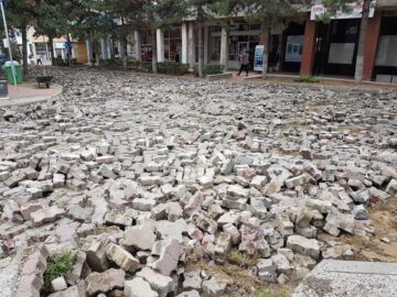 Pavelele de pe Curtea Domnească, scoase pentru a fi turnat covor asfaltic