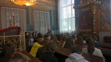 Zeci de liceeni au efectuat, ieri, ora de istorie, la Sinagoga Gah din Suceava