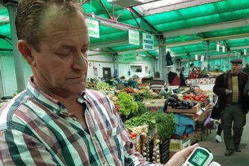 Responsabilul Pieței Centrale a Sucevei, Sorin Chircea, cu telecomenzile prin care sunt gestionate cele două sisteme, de încălzire și de răcire