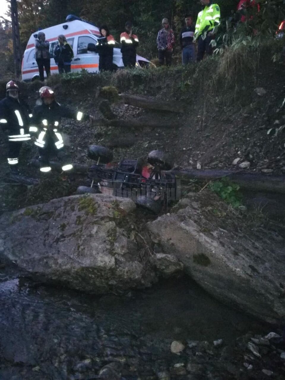 ATV-ul s-a răsturnat în afara drumului