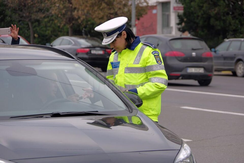 Șoferii au scăpat de amenzi, dar au fost invitați să testeze simulatorul de accidente