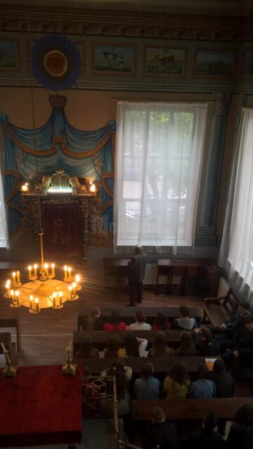 Zeci de liceeni au efectuat, ieri, ora de istorie, la Sinagoga Gah din Suceava