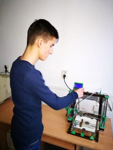 Un adolescent din Fălticeni a construit, de la zero, o imprimantă 3D