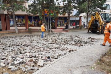 Pavelele de pe Curtea Domnească, scoase pentru a fi turnat covor asfaltic