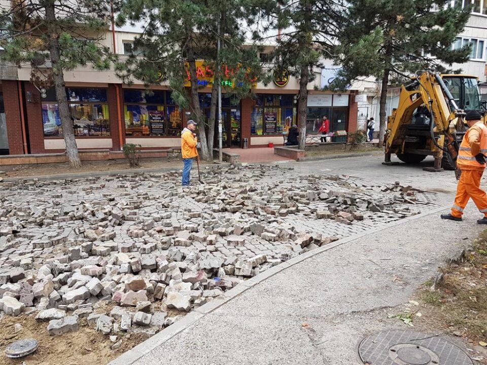 Pavelele de pe Curtea Domnească, scoase pentru a fi turnat covor asfaltic