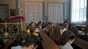 Zeci de liceeni au efectuat, ieri, ora de istorie, la Sinagoga Gah din Suceava