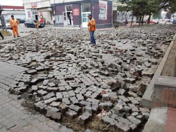 Pavelele de pe Curtea Domnească, scoase pentru a fi turnat covor asfaltic