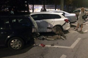 Trei autoturisme parcate regulamentar au fost acroșate luni seara de către un șofer băut