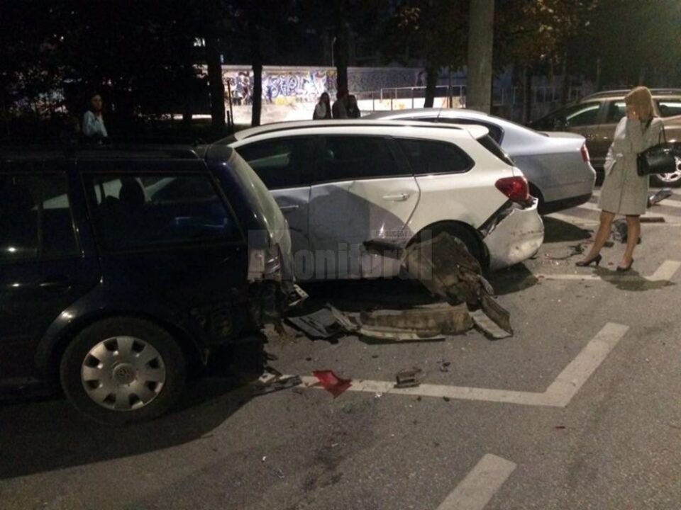 Trei autoturisme parcate regulamentar au fost acroșate luni seara de către un șofer băut Trei autoturisme parcate regulamentar au fost acroșate luni seara de către un șofer băut