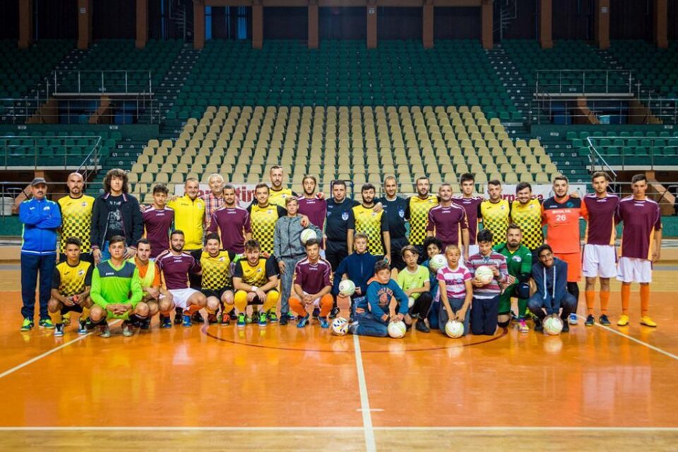 Echipierii formațiilor Ceahlăul și Pro Academy, alături de copiii de la căminul Sancta Maria. Foto frf.ro