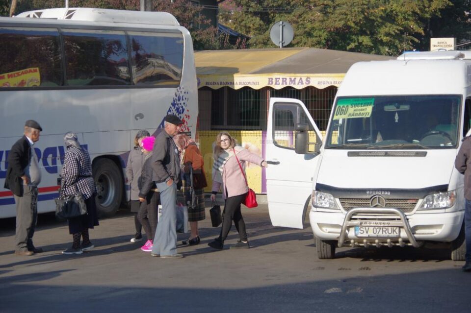 O parte dintre mașini au circulat dimineață, dar șoferii nu stiu dacă peste zi cursele nu se suspendă