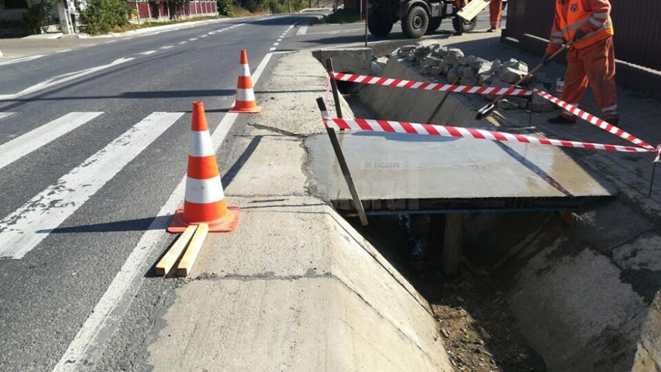 Podețe noi pentru trecerile de pietoni care duc în șanț, pe drumul Suceava-Botoșani