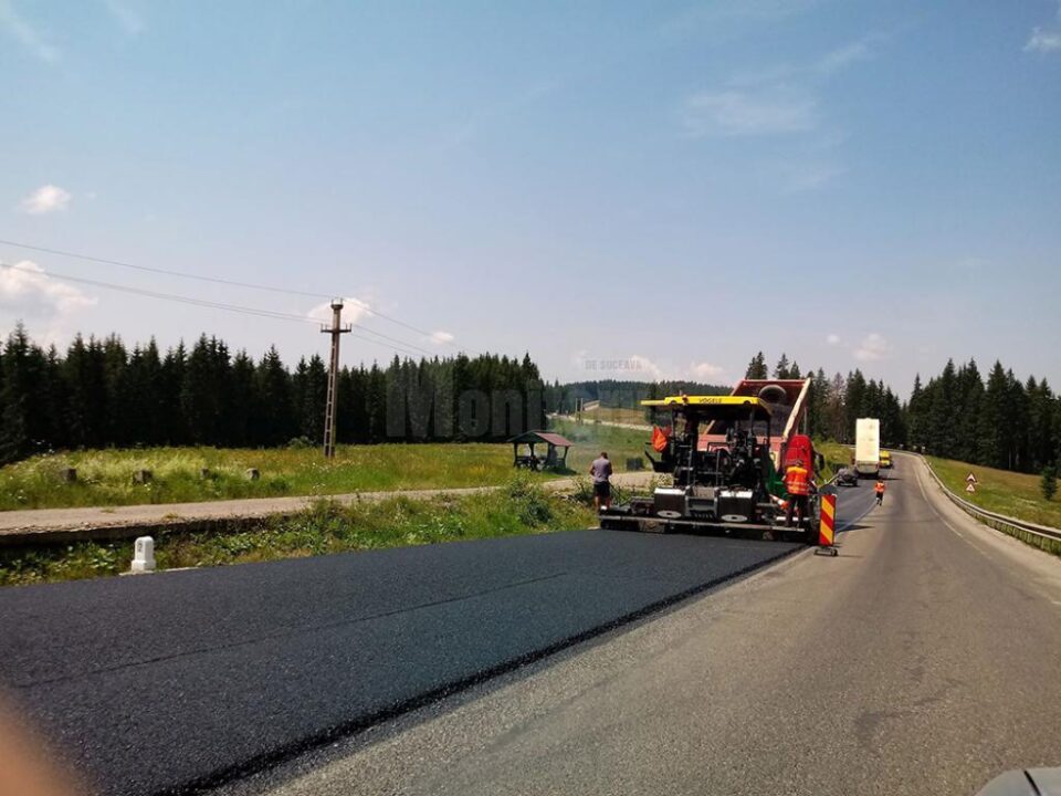 Stratul suplimentar pus în debutul acestei veri pe DN 17, la Poiana Stampei