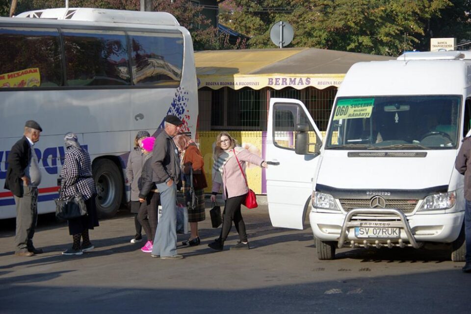 O parte dintre mașini au circulat dimineață, dar șoferii nu știau dacă peste zi cursele nu se suspendă