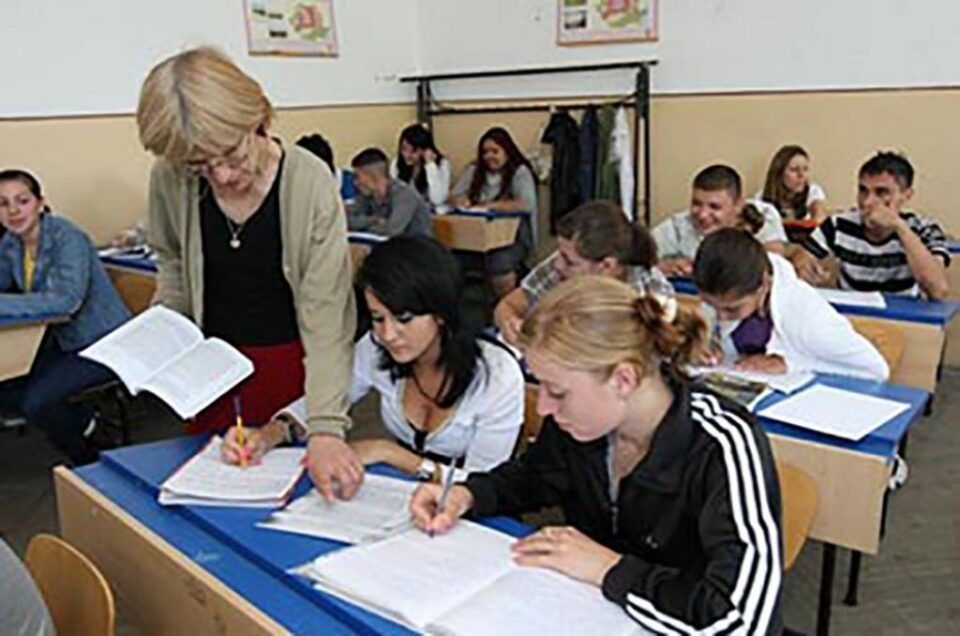 Sute de suceveni fără carte au profitat de „A doua șansă” la educație