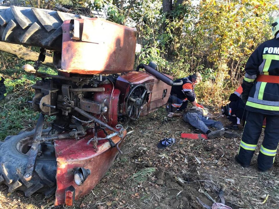 Bărbatul a fost prins sub tractor și nu a mai putut fi salvat