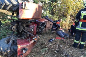 Bărbatul a fost prins sub tractor și nu a mai putut fi salvat