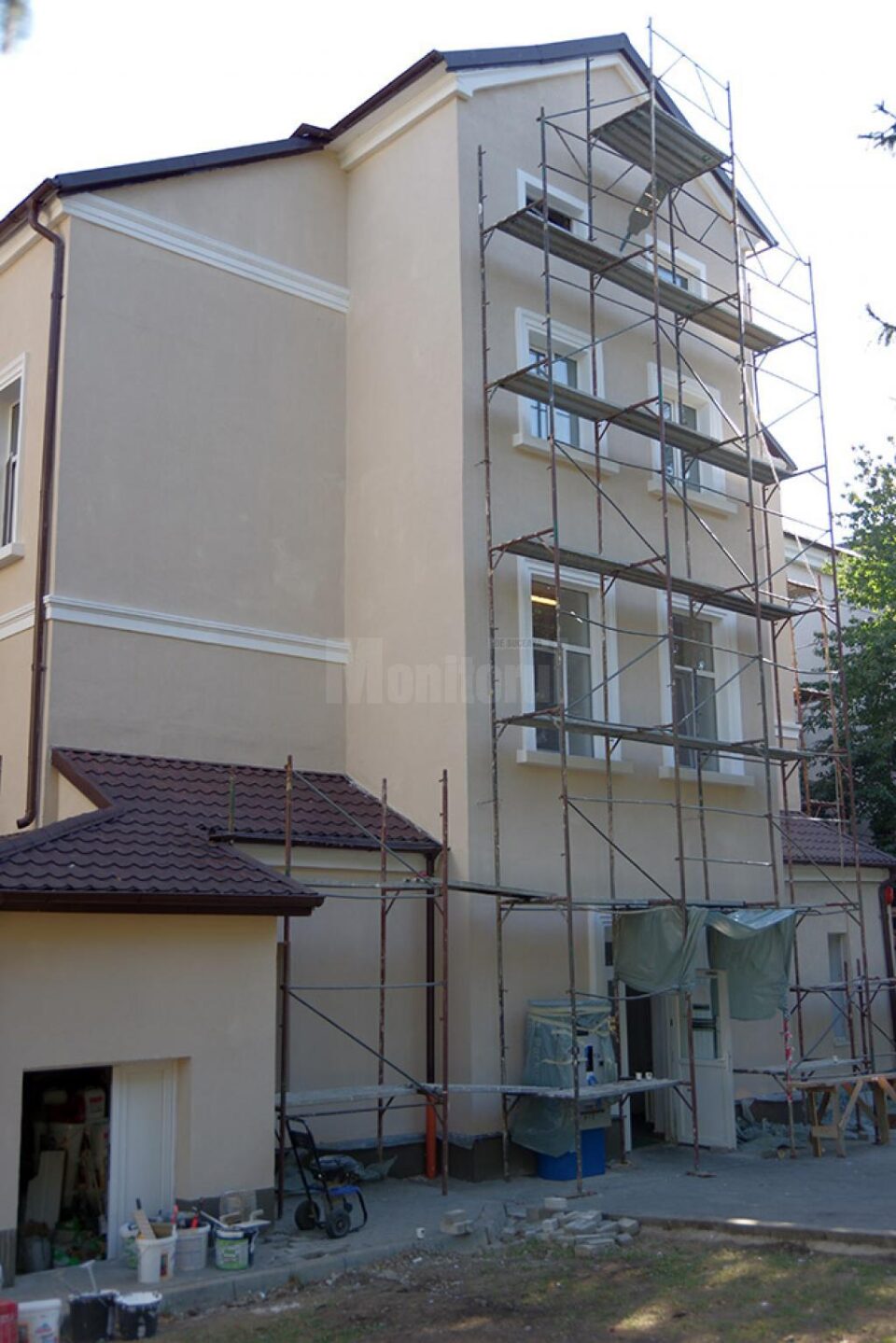 Fațadele pavilioanelor de la Spitalul Vechi din Suceava au intrat în reabilitare