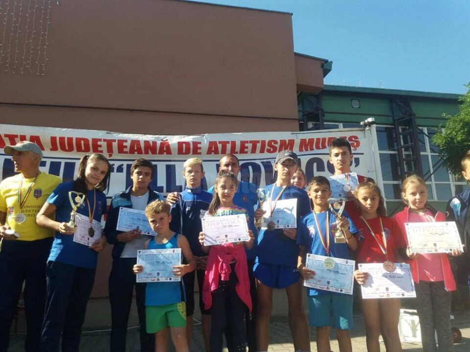 Micii atleți de la CSM Dorna Vatra Dornei, alături de antrenorul Cristian Prâsneac