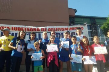 Micii atleți de la CSM Dorna Vatra Dornei, alături de antrenorul Cristian Prâsneac
