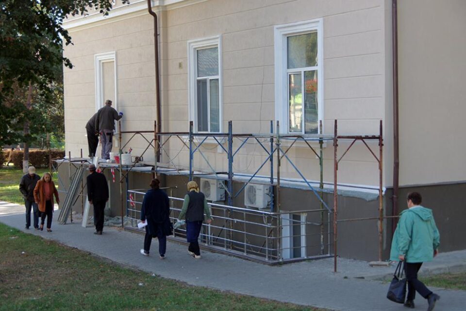 Fațadele pavilioanelor de la Spitalul Vechi din Suceava au intrat în reabilitare